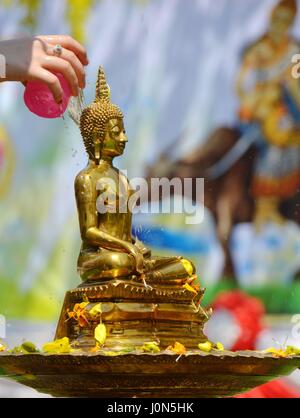 Vientiane, Laos. 14 avr, 2017. Les gens paient le respect de Bouddha à une fête de l'eau à Vientiane, capitale du Laos, le 14 avril 2017. Songkran festival, également connu sous le nom de Fête de l'eau, est célébrée dans le Laos comme le traditionnel jour de l'an. Credit : Liu Ailun/Xinhua/Alamy Live News Banque D'Images