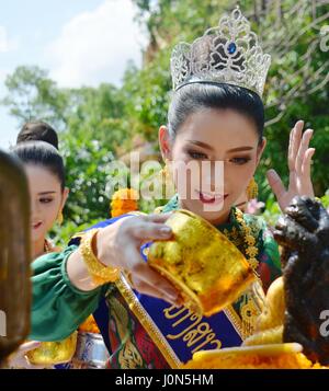 Vientiane, Laos. 14 avr, 2017. Miss Songkran de Vientiane rend hommage à Bouddha à une masse de Songkran festival à Vientiane, capitale du Laos, le 14 avril 2017. Songkran festival, également connu sous le nom de Fête de l'eau, est célébrée dans le Laos comme le traditionnel jour de l'an. Credit : Liu Ailun/Xinhua/Alamy Live News Banque D'Images