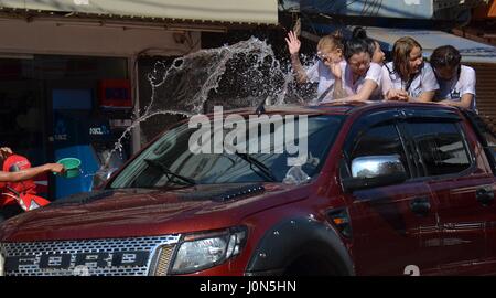 Vientiane, Laos. 14 avr, 2017. La population locale de l'eau en fête Festival à Vientiane, capitale du Laos, le 14 avril 2017. Songkran festival, également connu sous le nom de Fête de l'eau, est célébrée dans le Laos comme le traditionnel jour de l'an. Credit : Liu Ailun/Xinhua/Alamy Live News Banque D'Images