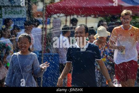 Vientiane, Laos. 14 avr, 2017. La population locale de l'eau en fête Festival à Vientiane, capitale du Laos, le 14 avril 2017. Songkran festival, également connu sous le nom de Fête de l'eau, est célébrée dans le Laos comme le traditionnel jour de l'an. Credit : Liu Ailun/Xinhua/Alamy Live News Banque D'Images