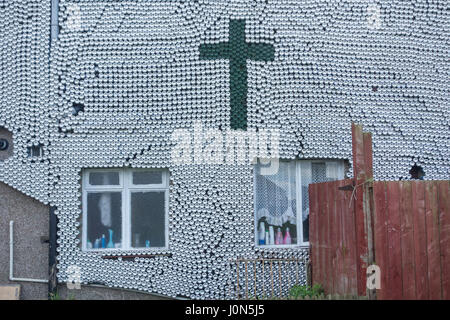 Hartlepool, comté de Durham, Royaume-Uni. 14 avr, 2017. Météo : un endroit frais et aéré le vendredi saint à Hartlepool, County Durham, North/West comme les vents de l'air froid sur une grande partie du Royaume-Uni. Sur la photo : Pas le temps pour l'étain ouvrons une ou deux autour du BBQ sur le week-end de vacances. Cette chambre à Hartlepool est revêtu de 75 000 canettes de bière vides ! Phil Muspratt - qui est décédé en octobre 2015 - lancé bardage sa maison avec des canettes de bière vides et de bouteilles en 2005. Credit : ALAN DAWSON/Alamy Live News Banque D'Images