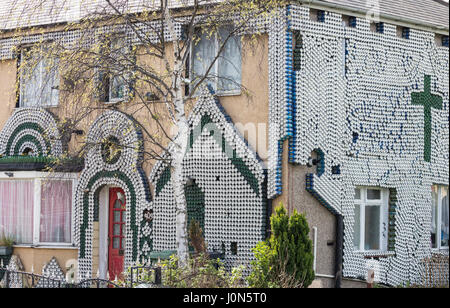 Hartlepool, comté de Durham, Royaume-Uni. 14 avr, 2017. Météo : un endroit frais et aéré le vendredi saint à Hartlepool, County Durham, North/West comme les vents de l'air froid sur une grande partie du Royaume-Uni. Sur la photo : Pas le temps pour l'étain ouvrons une ou deux autour du BBQ sur le week-end de vacances. Cette chambre à Hartlepool est revêtu de 75 000 canettes de bière vides ! Phil Muspratt - qui est décédé en octobre 2015 - lancé bardage sa maison avec des canettes de bière vides et de bouteilles en 2005. Credit : ALAN DAWSON/Alamy Live News Banque D'Images