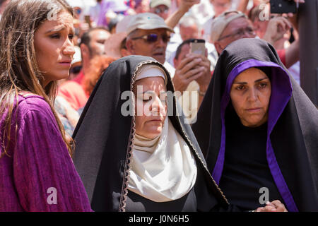 Calle grande, Adeje, Tenerife, Espagne.14 avril 2017. "La Pasión", la présentation annuelle des derniers jours et de la crucifixion de Jésus, avec plus de 300 acteurs amateurs qui participent à la production. Elle a été effectuée en Adeje pendant 23 ans début comme une petite présentation théâtrale en dehors de l'église Santa Úrsula. Au fil des ans, il a grandi et constituée des étapes différentes. Banque D'Images