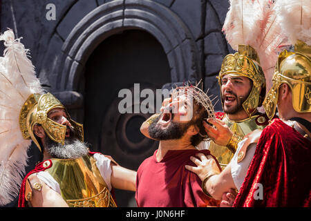 Calle grande, Adeje, Tenerife, Espagne.14 avril 2017. "La Pasión", la présentation annuelle des derniers jours et de la crucifixion de Jésus, avec plus de 300 acteurs amateurs qui participent à la production. Elle a été effectuée en Adeje pendant 23 ans début comme une petite présentation théâtrale en dehors de l'église Santa Úrsula. Au fil des ans, il a grandi et constituée des étapes différentes. Banque D'Images