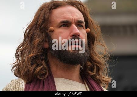 Londres, Royaume-Uni. 14 avr, 2017. La passion de Jésus jouer par les joueurs dans le quartier londonien de Wintershall, Trafalgar square, le vendredi saint.:crédit claire doherty/Alamy live news crédit : claire doherty/Alamy live news Banque D'Images