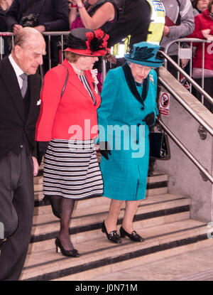 Leicester, Royaume-Uni. Jeudi 13 avril 2017. Sa Majesté la Reine Elizabeth II et le duc ou d'Édimbourg arrivent à la gare de Leicester, accompagné par la baronne Gretton, Lord Lieutenant du Leicestershire et va à la Gendarmerie royale de saint à la Cathédrale de Leicester. UK. John crédit Henwood/Alamy Live News Banque D'Images