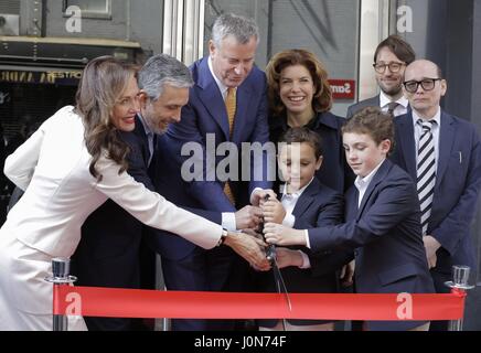 Greenwich Village, New York, USA, 13 avril 2017 - Le maire Bill De Blasio et MOME Julie Commissaire assister à Menin d'une cérémonie d'inauguration pour la relance de la Quad Cinema à Greenwich Village. Propriétaire de théâtre Charles S. Cohen et de la famille accepté une Proclamation du maire de la ville pendant l'événement aujourd'hui à New York Photo : Luiz Rampelotto/EuropaNewswire | Conditions de crédit dans le monde entier : dpa photo alliance/Alamy Live News Banque D'Images