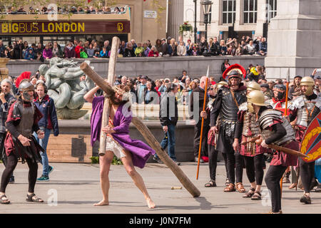 Londres, Royaume-Uni. 14 avr, 2017. Les bénévoles reproduisant la passion du Christ à Trafalgar Square Crédit : Zefrog/Alamy Live News Banque D'Images