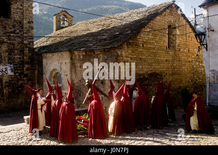 Bossost, Espagne. 14 avr, 2017. 14 avril 2017 - Bossost, Lleida, Espagne - Dans le village d'Aranes Bossost pénitents se préparent à prendre part à la procession du Vendredi Saint. Dans le village de Bossost, Pyrénées à Vall d'Aran, région des voisins dans la rue chaque année à eu lieu la procession du Vendredi saint. Bossost est l'unic village qui détient toujours cette tradition dans la région de Vall d'Aran et a son origine à partir de 1879. Crédit : Jordi Boixareu/Alamy Live News Banque D'Images