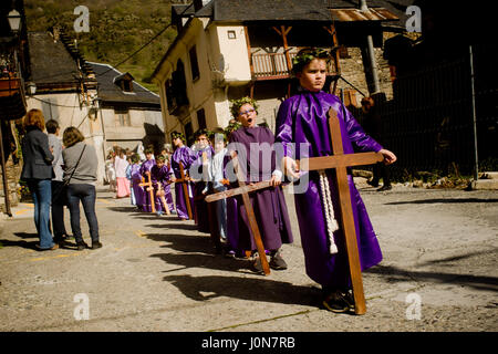 Bossost, Espagne. 14 avr, 2017. 14 avril 2017 - Bossost, Lleida, Espagne - Dans le village d'Aranes Bossost enfants portant traverse prendre part à la procession du Vendredi Saint. Dans le village de Bossost, Pyrénées à Vall d'Aran, région des voisins dans la rue chaque année à eu lieu la procession du Vendredi saint. Bossost est l'unic village qui détient toujours cette tradition dans la région de Vall d'Aran et a son origine à partir de 1879. Crédit : Jordi Boixareu/Alamy Live News Banque D'Images