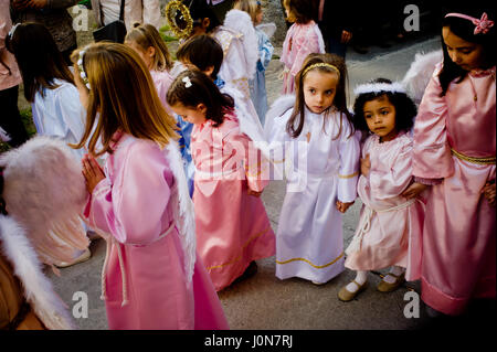 Bossost, Espagne. 14 avr, 2017. 14 avril 2017 - Bossost, Lleida, Espagne - Dans le village d'Aranes Bossost enfants habillés comme des anges prendre part à la procession du Vendredi Saint. Dans le village de Bossost, Pyrénées à Vall d'Aran, région des voisins dans la rue chaque année à eu lieu la procession du Vendredi saint. Bossost est l'unic village qui détient toujours cette tradition dans la région de Vall d'Aran et a son origine à partir de 1879. Crédit : Jordi Boixareu/Alamy Live News Banque D'Images