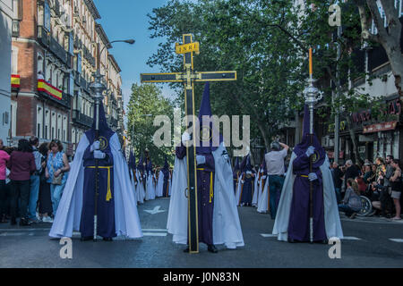 Madrid, Espagne. 14 avr, 2017. Procession dans le silence des rues du centre de Madrid, Espagne. Credit : Alberto Ramírez Sibaja/Alamy Live News Banque D'Images