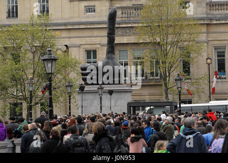 Londres, Royaume-Uni, 14 avril 2017. Les grandes foules watch 'La Passion de Jésus" à Trafalgar Square, le Vendredi saint. Credit : JOHNNY ARMSTEAD/Alamy Live News Banque D'Images