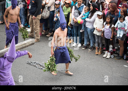 Quito, Equateur. 14 avr, 2017. La procession de plomb Cucuruchos Jesus del Gran Poder, dans la ville historique de Quito, Équateur, le Vendredi saint, le 14 avril 2017. Credit : Angela Drake/Alamy Live News Banque D'Images