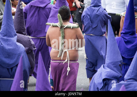 Quito, Equateur. 14 avr, 2017. Un pénitent vêtu d'un cactus attaché sur son dos pour la pénitence ; Le Vendredi Saint procession historique, Quito, Équateur, Semaine Sainte, le 14 avril 2017. Credit : Angela Drake/Alamy Live News Banque D'Images