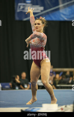 14 avr, 2017 ST. Virginia's Chayse Capps stikes une pose au cours de sa routine de plancher à la demi-finale de la NCAA 2017 Women's National Collegiate Gymnastics Championships à la Chaifetz Arena à Saint Louis, MO. Kyle Okita/CSM/Alamy Live News Banque D'Images