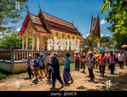 Nakhon Nayok, Thaïlande. 14 avr, 2017. Une procession autour de l'ordination hall commence les festivités. 14 avril, 2017. Credit : Lee Craker/Alamy Live News Banque D'Images