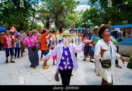 Nakhon Nayok, Thaïlande. 14 avr, 2017. Les villageois de la danse dans une procession autour de l'ordination hall pour commencer les festivités pour le 2e jour de Songkran en Thaïlande rurale. 14 avril, 2017. Credit : Lee Craker/Alamy Live News Banque D'Images