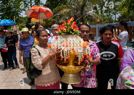 Nakhon Nayok, Thaïlande. 14 avr, 2017. Les villageois portent des robes des moines en procession autour de l'ordination hall pour commencer les festivités pour le 2e jour de Songkran en Thaïlande rurale. 14 avril, 2017. Credit : Lee Craker/Alamy Live News Banque D'Images