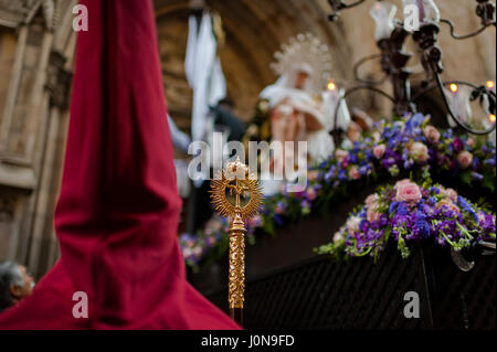 Espagne, Barcelone. 14 avril, 2017. Le pénitent de la confrérie "Nuestra Señora de las Angustias' observe le départ de la vierge sur les épaules de ses collègues costaleros en Semaine Sainte de Barcelone. Crédit : Charlie Perez/Alamy Live News Banque D'Images