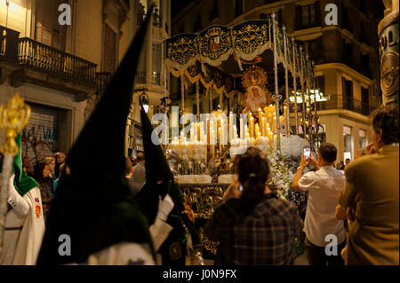 Espagne, Barcelone. 14 avril, 2017. Un pénitent à capuchon de 'Hermandad de Nuestro Padre Jesús del Gran Poder Santisima y María de la Esperanza Macarena fraternité' prend part au cours d'une procession de la Semaine Sainte à Barcelone. Crédit : Charlie Perez/Alamy Live News Banque D'Images