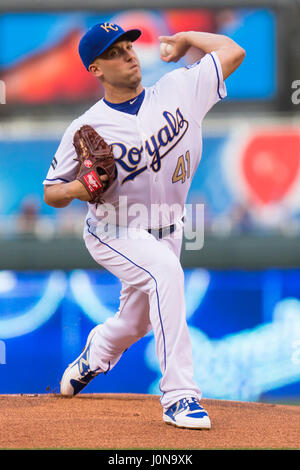 Kansas City, MO, USA. 14 avr, 2017. Danny Duffy # 41 de l'emplacements des Royals de Kansas City contre les Los Angeles Angels pendant le jeu à Kauffman Stadium de Kansas City, MO. Kyle Rivas/CSM/Alamy Live News Banque D'Images