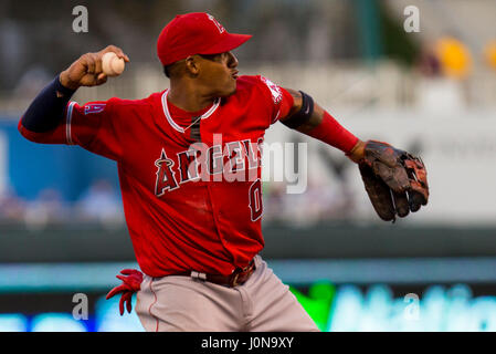 Kansas City, MO, USA. 14 avr, 2017. Yunel Escobar # 0 de la Los Angeles Angels lance le premier but des Royals de Kansas City en première manche au cours de la partie au Kauffman Stadium de Kansas City, MO. Kyle Rivas/CSM/Alamy Live News Banque D'Images