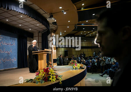 Téhéran, Iran. 14 avr, 2017. Le Président iranien Hassan Rohani prononce un discours après l'enregistrement de sa candidature à la course présidentielle au ministère de l'Intérieur à Téhéran, capitale de l'Iran, le 14 avril 2017. Hassan Rohani inscrit pour la prochaine élection présidentielle iranienne vendredi. Credit : Ahmad Halabisaz/Xinhua/Alamy Live News Banque D'Images
