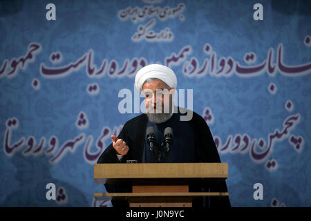 Téhéran, Iran. 14 avr, 2017. Le Président iranien Hassan Rohani prononce un discours après l'enregistrement de sa candidature à la course présidentielle au ministère de l'Intérieur à Téhéran, capitale de l'Iran, le 14 avril 2017. Hassan Rohani inscrit pour la prochaine élection présidentielle iranienne vendredi. Credit : Ahmad Halabisaz/Xinhua/Alamy Live News Banque D'Images