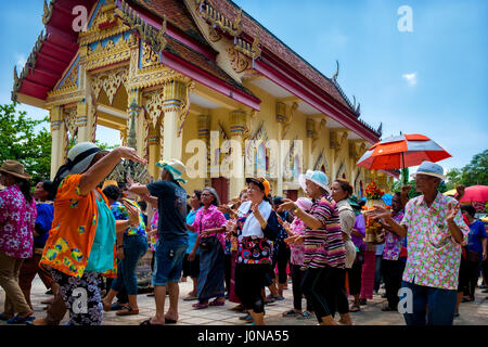 Nakhon Nayok, Thaïlande. 14 avr, 2017. Les membres de la congrégation de la danse dans une procession autour de l'ordination hall au cours de Songkran 2017 # célébrations dans les régions rurales en Thaïlande le 14 avril, 2017. Credit : Lee Craker/Alamy Live News Banque D'Images