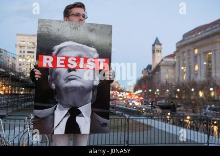 Washington, District de Columbia, Etats-Unis. 26 janvier, 2017. Un homme est titulaire d'un ''resist'' à un signe de protestation contre le Président Donald Trump's interdiction de voyager à l'Édifice de Ronald Reagan à Washington, DC Le 26 janvier 2017. Crédit : Alex Edelman/ZUMA/Alamy Fil Live News Banque D'Images