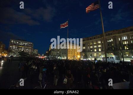 Washington, District de Columbia, Etats-Unis. 26 janvier, 2017. La foule à une protestation contre le Président Donald Trump's interdiction de voyager à l'Édifice de Ronald Reagan à Washington, DC Le 26 janvier 2017. Crédit : Alex Edelman/ZUMA/Alamy Fil Live News Banque D'Images