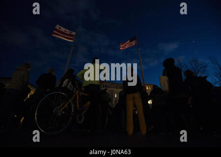 Washington, District de Columbia, Etats-Unis. 26 janvier, 2017. La foule à une protestation contre le Président Donald Trump's interdiction de voyager à l'Édifice de Ronald Reagan à Washington, DC Le 26 janvier 2017. Crédit : Alex Edelman/ZUMA/Alamy Fil Live News Banque D'Images