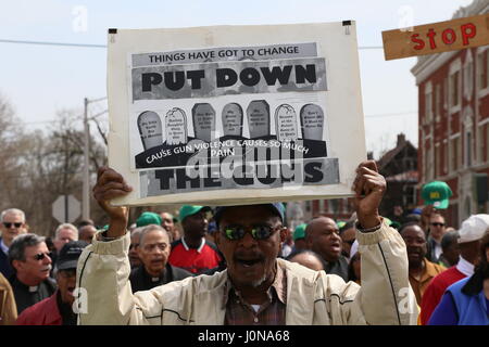 Chicago, USA. Apr 15, 2017. Mars les résidents d'Englewood, dans l'un des quartiers les plus dangereux dans le sud de Chicago, appelant à l'arrêt surtout fusillades liées aux gangs, qui a eu plus de 700 vies en 2016 seul dans la troisième plus grande ville de l'U.S. Credit : Wang Qiang/Xinhua/Alamy Live News Banque D'Images