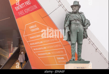 Berlin, Allemagne. 12 avr, 2017. Vue de l'entrée de l'Humboldtforum avec une statue de Moritz Maurits à Berlin, Allemagne, 12 avril 2017. Photo : Jörg Carstensen/dpa/Alamy Live News Banque D'Images
