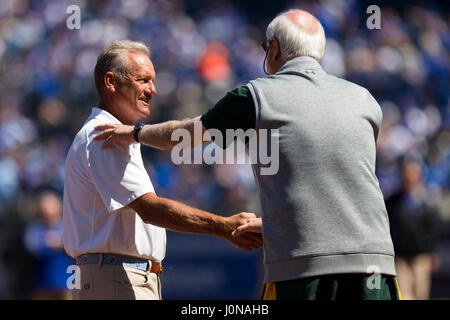 Kansas City, MO, USA. 10 avr, 2017. Ancien Kansas City Royal George Brett prend le champ avant le match contre les Athletics d'Oakland le jour d'ouverture au jeu MLB Kauffman Stadium de Kansas City, MO. Kyle Rivas/Cal Sport Media/Alamy Live News Banque D'Images