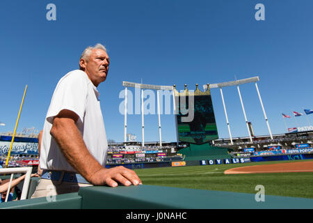 Kansas City, MO, USA. 10 avr, 2017. Ancien Kansas City Royal George Brett prend le champ avant le match contre les Athletics d'Oakland le jour d'ouverture au jeu MLB Kauffman Stadium de Kansas City, MO. Kyle Rivas/Cal Sport Media/Alamy Live News Banque D'Images