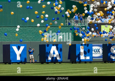 Kansas City, MO, USA. 10 avr, 2017. Ballons ont été publié au cours de la cérémonie d'ouverture avant de les prendre sur les Athletics d'Oakland au Kauffman Stadium de Kansas City, MO. Kyle Rivas/Cal Sport Media/Alamy Live News Banque D'Images