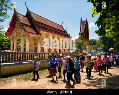 Nakhon Nayok, Thaïlande. 14 avr, 2017. Une procession autour de l'ordination hall commence les festivités. 14 avril, 2017. Credit : Lee Craker/Alamy Live News Banque D'Images