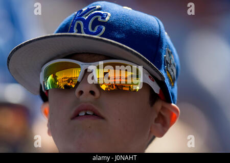 Kansas City, MO, USA. 10 avr, 2017. Un enfant regarde depuis les tribunes que le Kansas City Royals et les Oakland Athletics prendre le terrain pendant la journée d'ouverture au jeu Kauffman Stadium de Kansas City, MO. Kyle Rivas/Cal Sport Media/Alamy Live News Banque D'Images