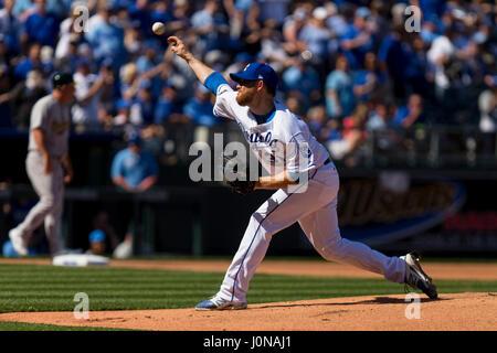 Kansas City, MO, USA. 10 avr, 2017. Ian Kennedy # 31 de l'emplacements des Royals de Kansas City contre les Athletics d'Oakland en première manche au cours de la journée d'ouverture au jeu Kauffman Stadium de Kansas City, MO. Kyle Rivas/Cal Sport Media/Alamy Live News Banque D'Images