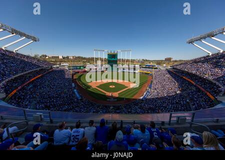 Kansas City, MO, USA. 10 avr, 2017. Un aperçu de Kauffman Stadium que le Kansas Ville royal prendre sur les Athletics d'Oakland au cours de la journée d'ouverture au jeu Kauffman Stadium de Kansas City, MO. Kyle Rivas/Cal Sport Media/Alamy Live News Banque D'Images