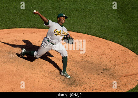 Kansas City, MO, USA. 10 avr, 2017. Ryon Healy # 25 de l'Oakland Athletics emplacements contre les Royals de Kansas City en sixième manche au cours de la journée d'ouverture au jeu Kauffman Stadium de Kansas City, MO. Kyle Rivas/Cal Sport Media/Alamy Live News Banque D'Images