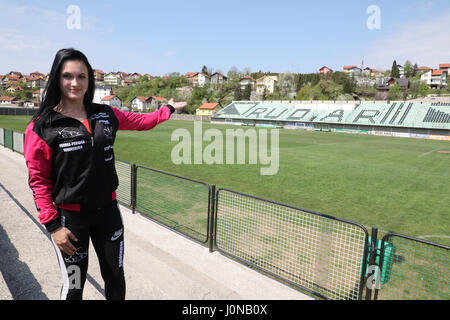 Kakanj, Bosnie-et-Herzégovine. 14 avr, 2017. Européen de la jeunesse de l'UMA de boxe Hasna Tukic, connue sous le nom de Black Panther, montre le stade où elle se battra en août pour le titre mondial WBC, à Kakanj, 50 kilomètres au nord-ouest de Sarajevo, capitale de la Bosnie-Herzégovine, le 14 avril 2017. Tukic est de Kakanj mais vit et s'entraîne à Regensburg en Allemagne. Son âge est 21 et la division super featherweight. Elle se battra pour le titre mondial WBC en août prochain au stade de football de Kakanj. Credit : Haris Memija/Xinhua/Alamy Live News Banque D'Images