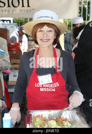 Frances Fisher, à la mission de Los Angeles Célébration de Pâques pour les sans-abri à Los Angeles en Californie Mission le 14 avril 2017. Credit : FS/MediaPunch Banque D'Images