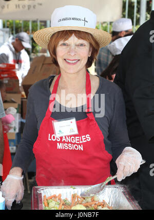 Frances Fisher, à la mission de Los Angeles Célébration de Pâques pour les sans-abri à Los Angeles en Californie Mission le 14 avril 2017. Credit : FS/MediaPunch Banque D'Images