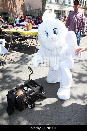 Los Angeles, CA, USA. 14 avr, 2017. Atmosphère, à Los Angeles Mission Célébration de Pâques pour les sans-abri à Los Angeles en Californie Mission le 14 avril 2017. Credit : Fs/media/Alamy Punch Live News Banque D'Images