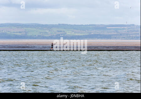 West Kirby, Wirral, UK. 15 avril, 2017. Sur le front de mer de vent, et bien que frais, et un peu nuageux, le soleil est de retour pour le week-end de Pâques, malgré les prévisions de pluie. Crédit : Paul Warburton/Alamy Live News Banque D'Images