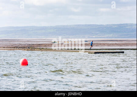 West Kirby, Wirral, UK. 15 avril, 2017. Sur le front de mer de vent, et bien que frais, et un peu nuageux, le soleil est de retour pour le week-end de Pâques, malgré les prévisions de pluie. Crédit : Paul Warburton/Alamy Live News Banque D'Images