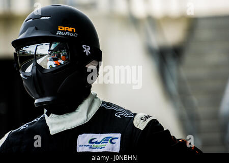 Towcester, Northamptonshire, Angleterre. 15 avril, 2017. L'équipe de course FIA WEC mécanicien Gulf Racing lors de la session de pratique 6 heures de Silverstone du FIA World Endurance Championship au circuit de Silverstone (photo de Gergo Toth / Alamy Live News) Banque D'Images